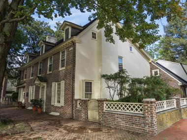 Dover, Delaware 'de tuğladan döşenmiş bir sokakta beyaz cepheli tuğladan bir bina olan tarihi Park- Ridgely Evi manzarası.