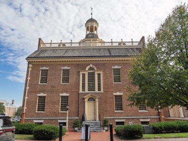 Dover, Delaware 'deki eski devlet binasının ikonik ön cephesi. Beyaz kubbesi olan tarihi bir tuğla bina..