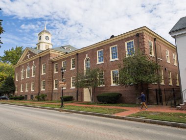 Dover, Delaware 'deki tarihi Delaware Adliyesi' nin uzun kırmızı tuğla cephesi ve saat kulesi bulutlu bir sonbahar gününde..