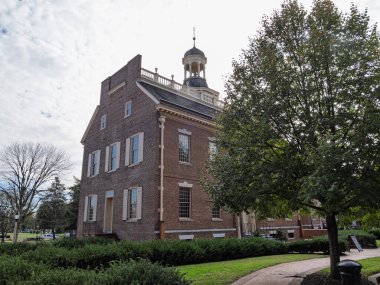 Dover, Delaware 'deki tarihi Eski Devlet Evi' nin yan görüntüsünde kırmızı tuğlaların dış görünüşü, pencereler ve süsleme kubbesi görülüyor..