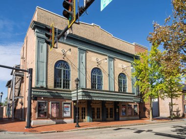 Tarihi Dover, Delaware tiyatrosu, kemerli pencereleri olan süslü, eski bir tuğla bina, parlak mavi bir gökyüzünün altında duruyor..