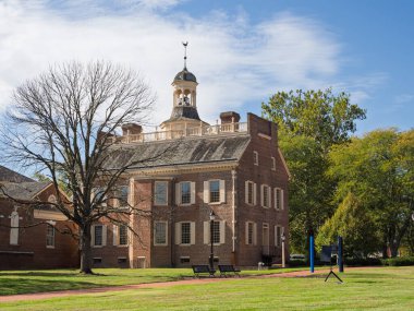 Dover, Delaware 'de güneşli bir günde Eski Devlet Binası' nın kubbesinin, rüzgar gülünün ve kırmızı tuğla cephesinin ayrıntıları..