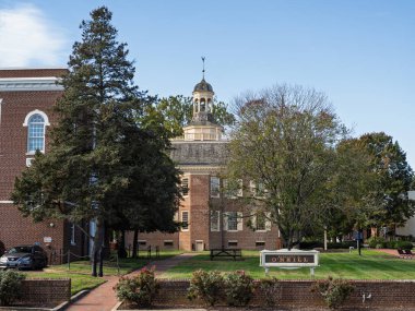 Dover, Delaware 'de, mavi, güneşli bir gökyüzünün altında kubbesi olan tarihi Eski Devlet Sarayı..