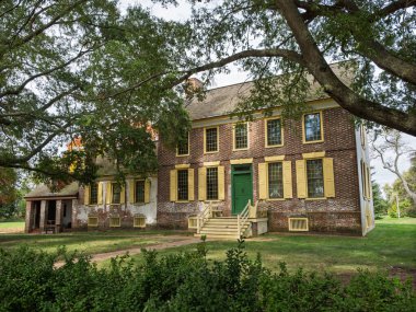 John Dickinson Çiftliği 'nin heybetli ön cephesinde tuğla, sarı kepenkler ve yeşil bir kapı var..