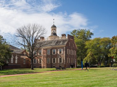 1791 'de inşa edilen eski devlet binası, tuğla cephesi ve kubbesi Dover, Delaware' deki geniş yeşil çimlerde yer alır..