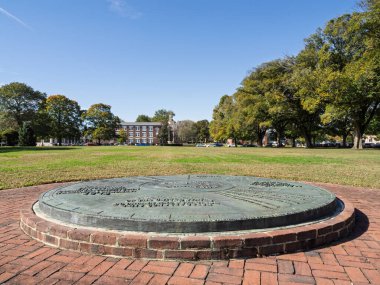 Dover Delaware USA-10 15 2025: Delaware 'de tarihi Dover, Delaware' de üzerinde yasama salonu bulunan dairesel kırmızı tuğla tabanlı büyük bir pusula gül anıtı manzarası.