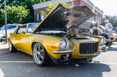 MATtheWS, NORTH CAROLINA - 3 Eylül 2018: İzleyiciler Matthews Auto Reunion 'da restore edilmiş klasik bir Chevy Camaro' yu görüyorlar