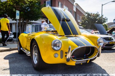 MATtheWS, NORTH CAROLINA - 3 Eylül 2018: İzleyiciler Matthews Auto Reunion 'da sergilenen Shelby Cobra' nın önünden geçtiler