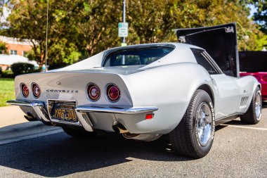 MATtheWS, NORTH CAROLINA - 3 Eylül 2018: Matthews Auto Reunion 'da park halinde duran klasik bir Chevy Corvette