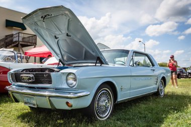 MATtheWS, NORTH CAROLINA - 3 Eylül 2018: Bir kadın Matthews Auto Reunion 'da yenilenmiş bir Ford Mustang' in fotoğraflarını çekiyor