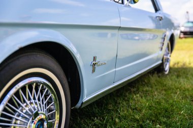 MATtheWS, NORTH CAROLINA - 3 EYLÜL 2018: Matthews Auto Reunion 'da restore edilen klasik bir Ford Mustang' in ayrıntılarını kapat