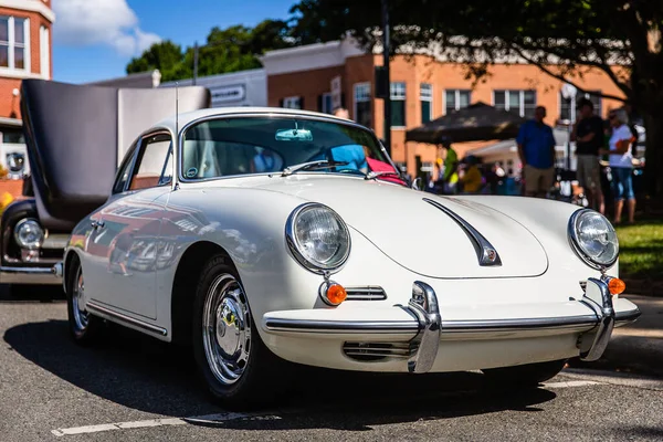 Matthews North Carolina Wrzesień 2018 Uczestnicy Podziwiają Odnowione Klasyczne Porsche — Zdjęcie stockowe