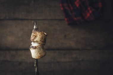 Çubukta kızarmış marşmelov.