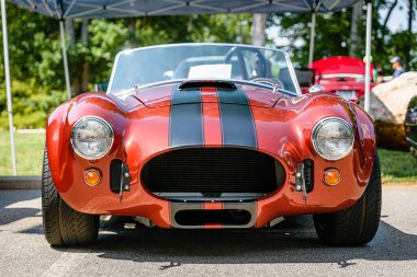 Wesley Chapel, Kuzey Carolina - 27 Temmuz 2019: Seyirciler, Dogwood Park 'taki Rock N Roller Event' te sergilenen Shelby Cobra 'nın önünden geçtiler