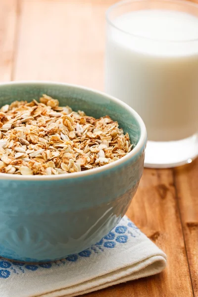 Haferbrei und ein Glas Milch — Stockfoto