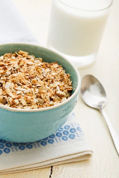 Gachas de avena y vaso de leche —  Fotos de Stock