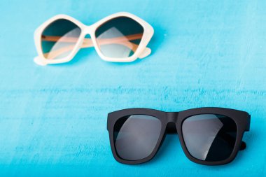 mavi plastik güneş gözlüğü