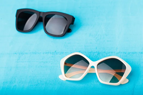 mavi plastik güneş gözlüğü