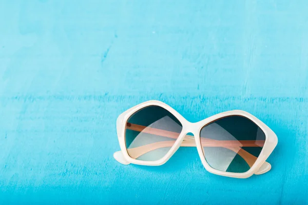Plast solglasögon på blå — Stockfoto