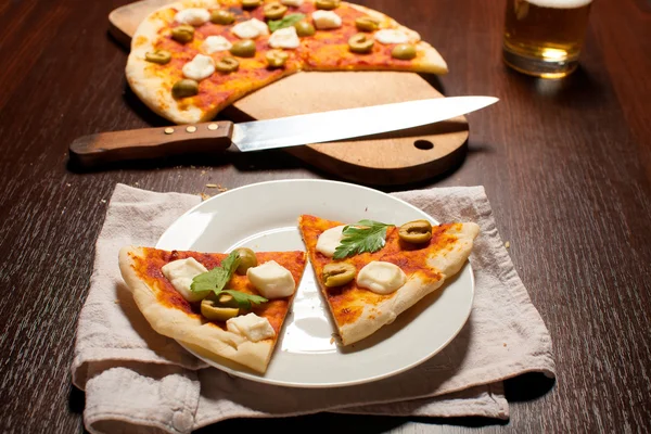 Mozzarella ile pizza.