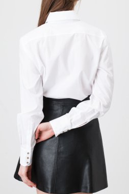 kadın beyaz gömlek