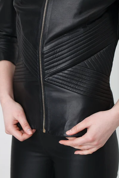 Mujer en una chaqueta de cuero negro — Foto de Stock
