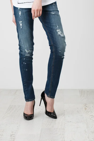 Vrouw in jeans — Stockfoto