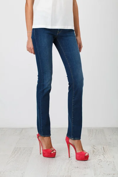 Kot pantolonlu kadın