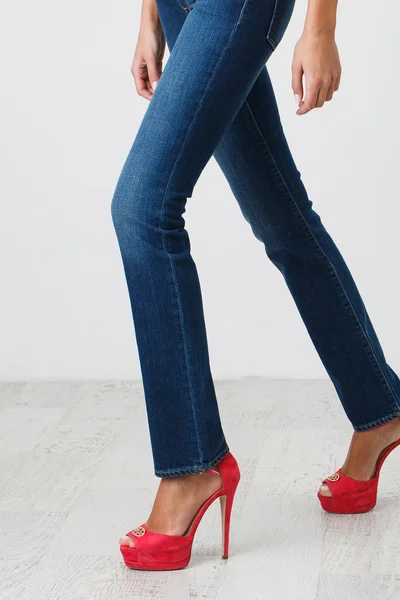 Žena v džínách — Stock fotografie