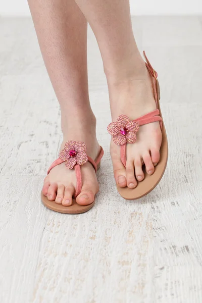 Female legs in summer shoes — Stock Photo, Image