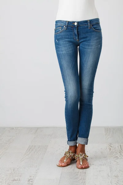 Kot pantolonlu kadın