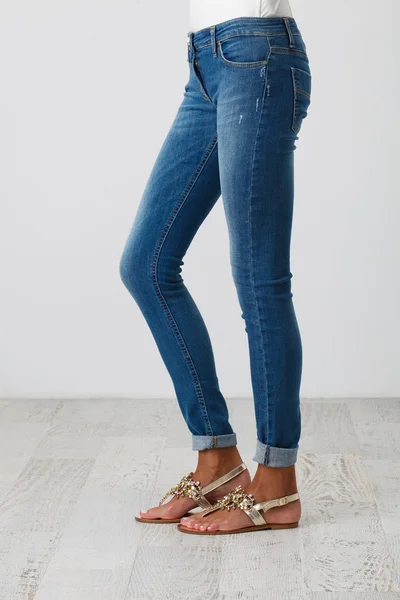 Kvinna i jeans — Stockfoto