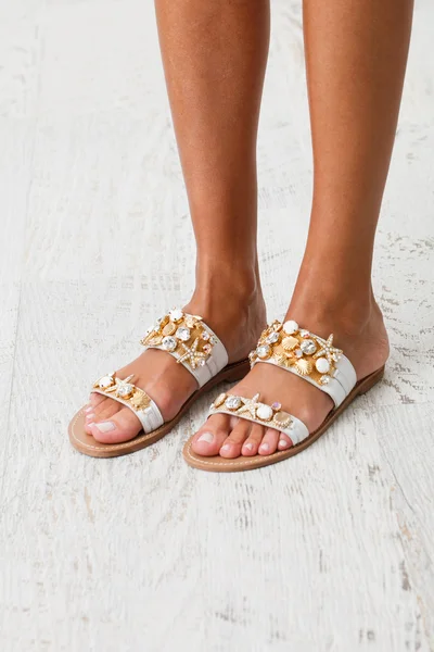 Yaz ayakkabı kadın bacakları