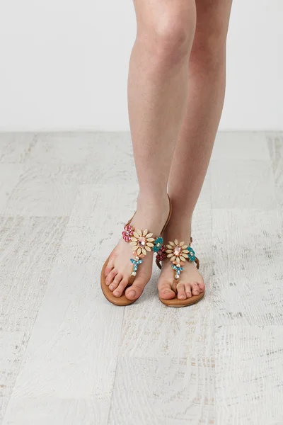 Yaz ayakkabı kadın bacakları