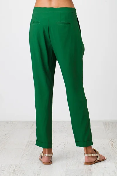 Vrouw in groene broek — Stockfoto