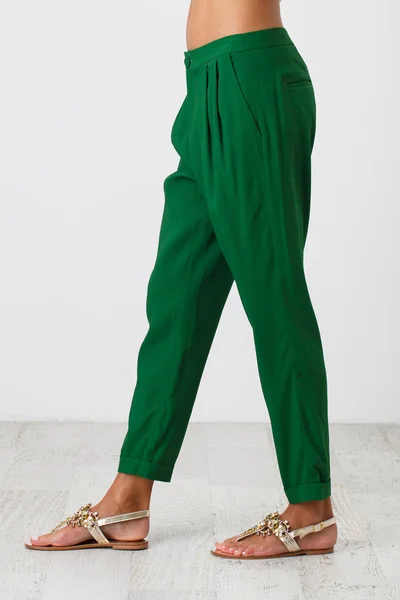 Mulher em calças verdes — Fotografia de Stock