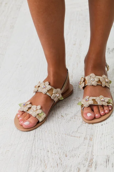 Ženské nohy v letní boty — Stock fotografie