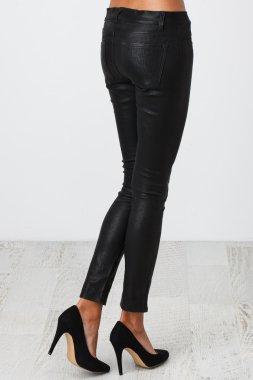 beyaz üzerine siyah pantolon 