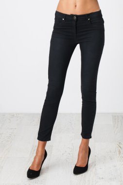 beyaz üzerine siyah pantolon 