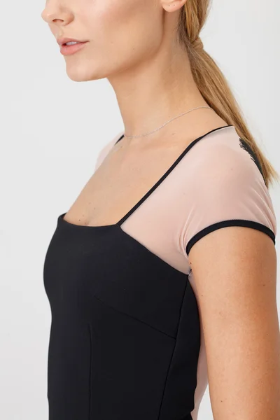 Siyah elbiseli kadın.