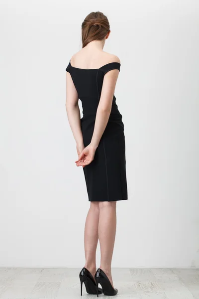 Siyah elbiseli kadın.