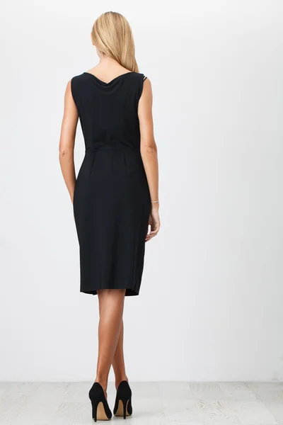 Siyah elbiseli kadın.