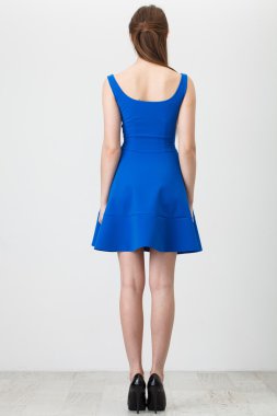 Mavi elbiseli kadın.