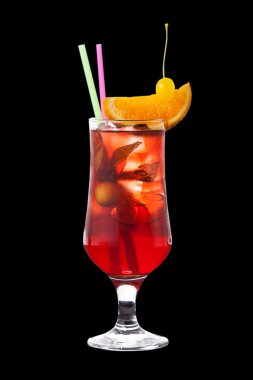 siyah arka plan üzerine kokteyl