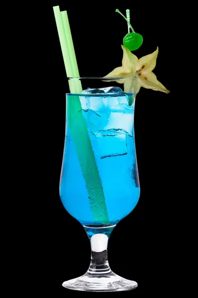 siyah arka plan üzerine kokteyl