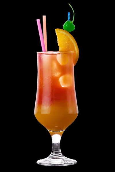 siyah arka plan üzerine kokteyl