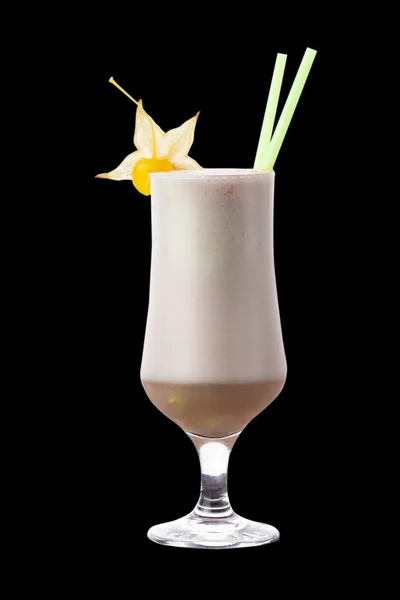 Cocktail sullo sfondo nero — Foto Stock
