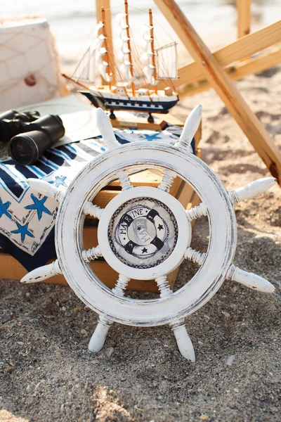 Sahilde beyaz tekerlek