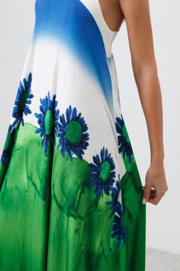 yeşil elbiseli kadın 