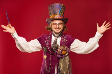 Oyunculuk adam kırmızı zemin üzerine